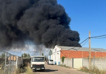 Un incendio en el polígono de Onzonilla genera una intensa columna de humo negro