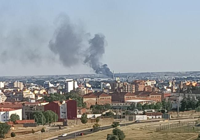 Vista de la columna de humo desde el Hospital de León.