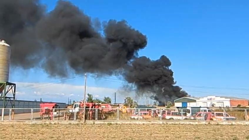 Las imágenes del incendio en una nave del polígono de Onzonilla