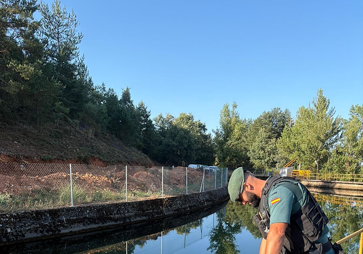 Imagen de la Guardia Civil.ha sido localizado sin vida sobre las 8,50 horas de hoy semisumergido en un canal de riego del embalse de Selgas de Ordás