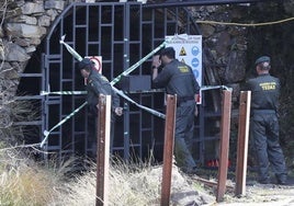 Agentes de la Guardia Civil en la primera inspección de la mina de Cerredo.
