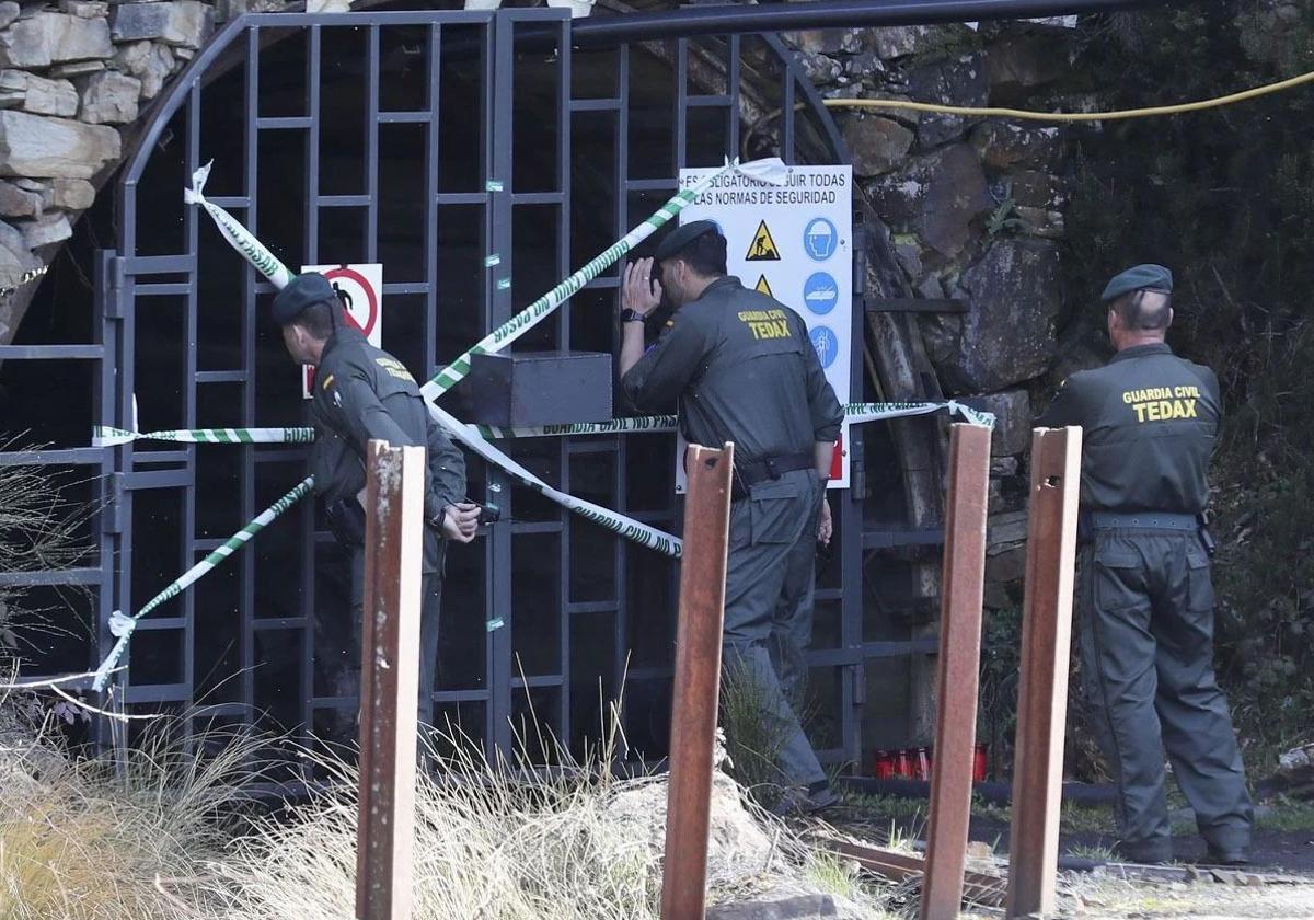 Agentes de la Guardia Civil en la primera inspección de la mina de Cerredo.