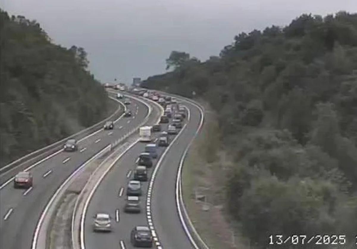 Atasco en la autopista A-66, entre León y Asturias.