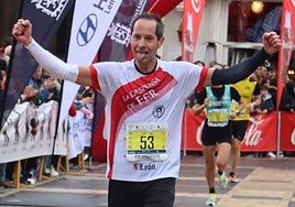 Un atleta llega a meta en los 10 Kilómetros de León.