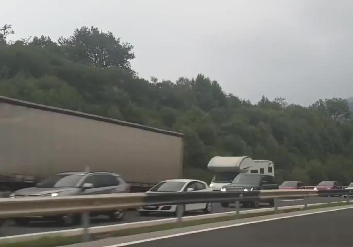 Una de las imágenes del atasco del domingo en la AP-66.