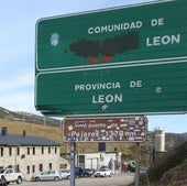 Cartel vandalizado cuando se accede desde Asturias.