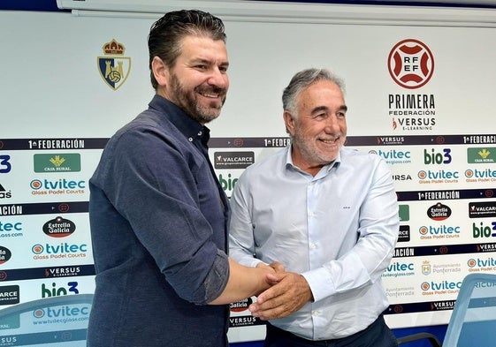 El nuevo entrenador de la Deportiva, Fer Estévez, junto al presidente del club blanquiazul, José Fernández Nieto.