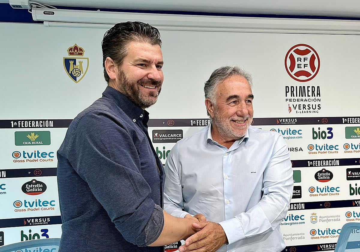 El nuevo entrenador de la Deportiva, Fer Estévez, junto al presidente del club blanquiazul, José Fernández Nieto.