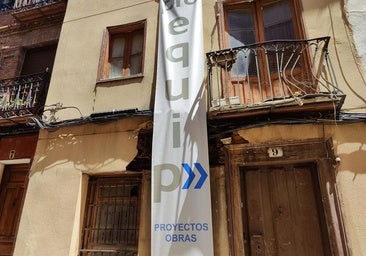 Reabre al tráfico la calle Herreros con su edificio en ruinas sin reparar ni demoler