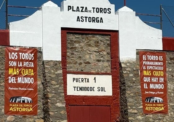 Puerta de acceso de la Plaza de toros de Astorga.