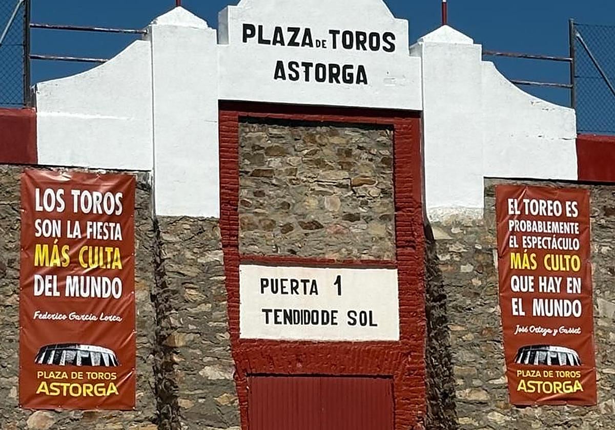 Puerta de acceso de la Plaza de toros de Astorga.
