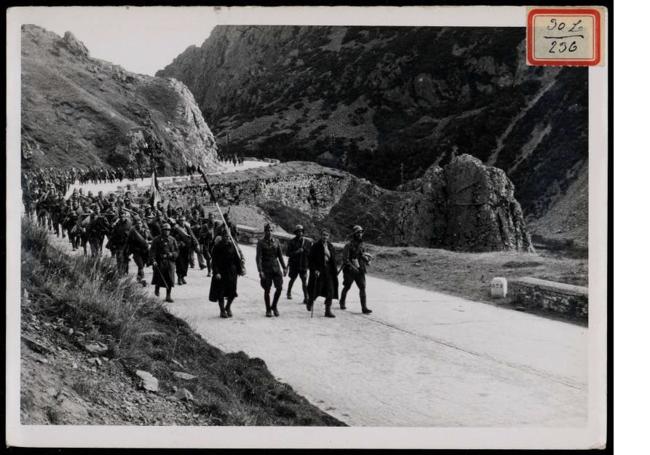 Tropas fascistas en la carretera de Villamanín. Septiembre de 1937.