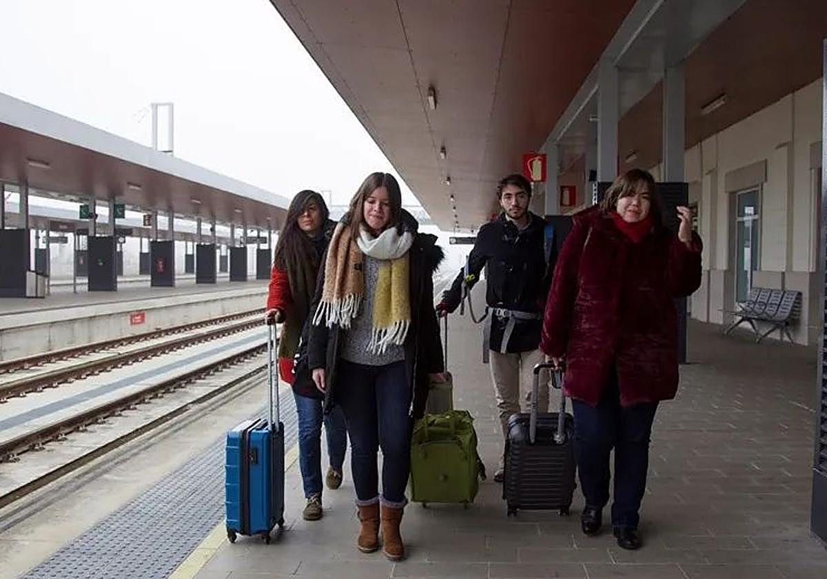 Imagen de archivo de cuatro jóvenes de Castilla y León residentes en Madrid.