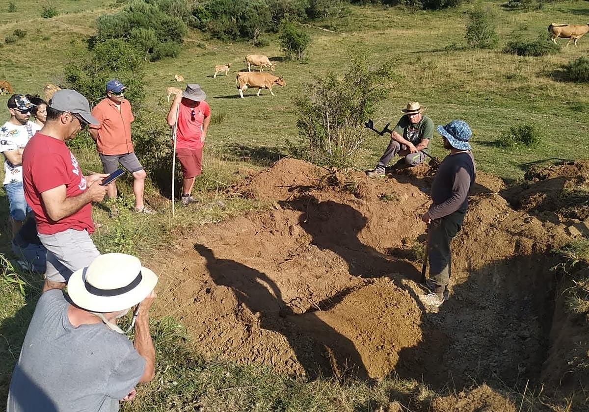 Labores de recuperación de los restos humanos localizados en Poladura de la Tercia.