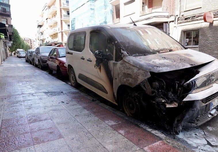 Un nuevo incendio en vehículos en León capital hace intervenir a la policía científica