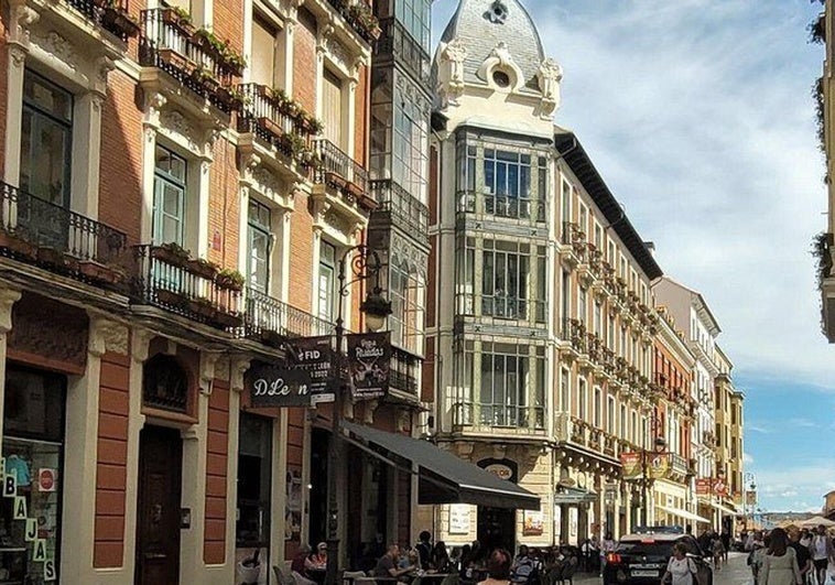 Entre 120.000 y 1.200.000 euros: el precio de vivir en la calle Ancha de León
