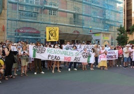 Concentración frente a las puertas del Ayuntamiento en Ordoño II.
