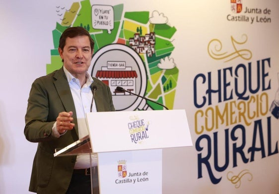 El presidente de la Junta presenta el cheque rural.