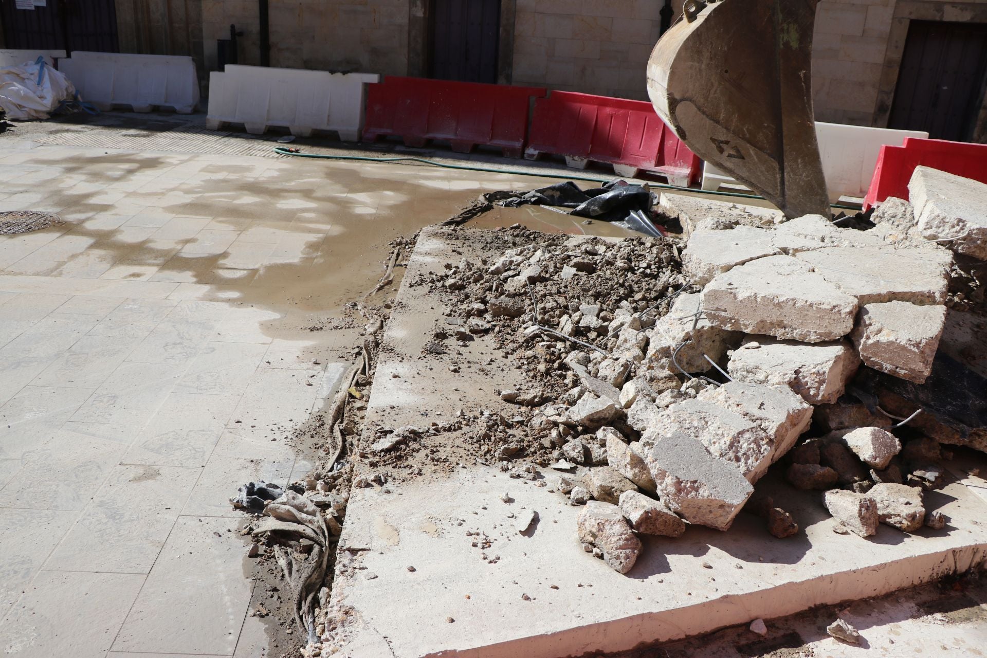 Las imágenes de la retirada de la plataforma en Arco de Ánimas