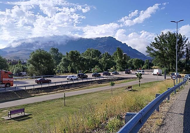 Atasco en el cruce de la N-630 con la LE-312 y la LE- 3503 visto desde esta última.