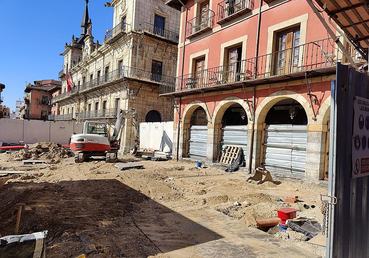 Las obras de la Plaza Mayor vistas desde la calle Mariano Domínguez Berrueta.
