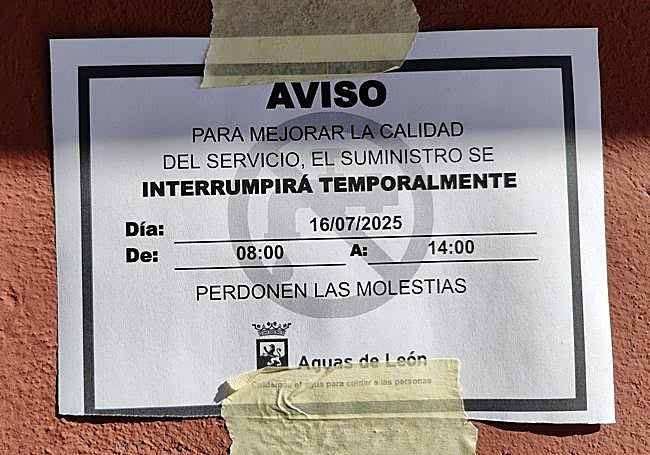 Cartel a la puerta de un local cercano avisando de un corte de agua durante el pasado 16 de julio.