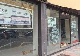 Locales comerciales en desuso en la calle Villabenavente.