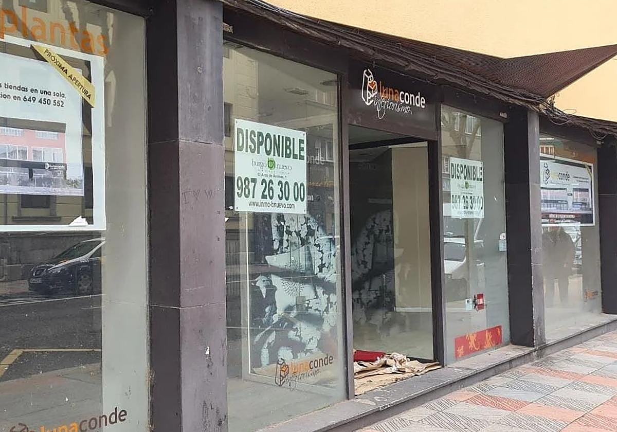 Locales comerciales en desuso en la calle Villabenavente.