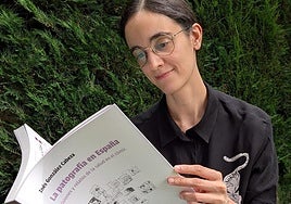 Inés González Cabeza con su libro.