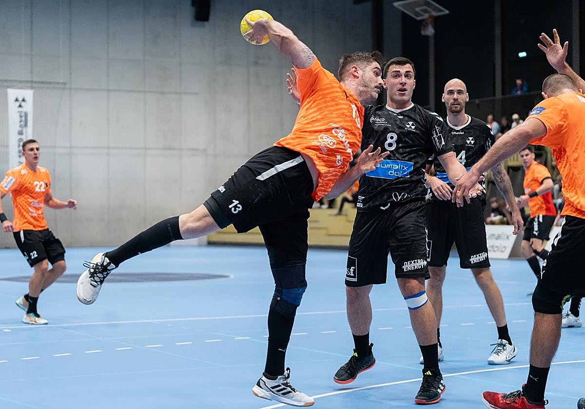 Juan Castro en un encuentro con Kadetten.