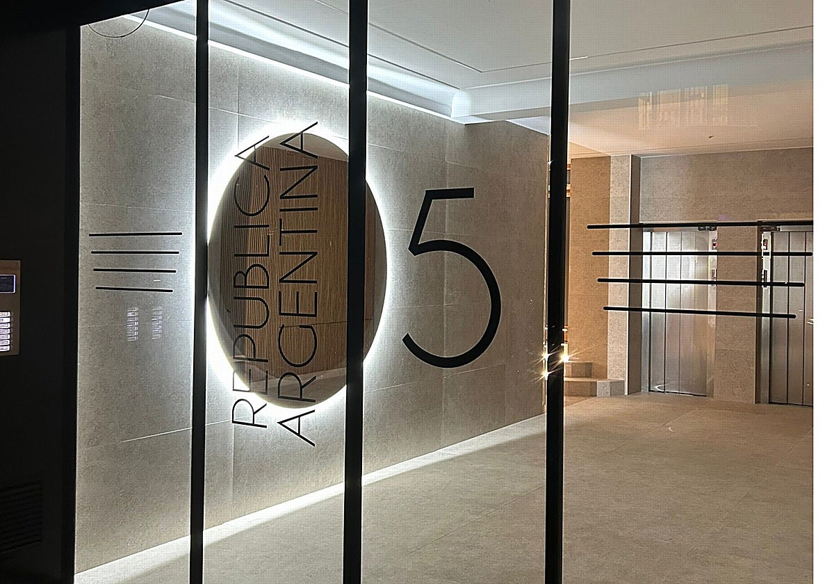 Puerta corredera automática de cristal en un edificio del centro de León