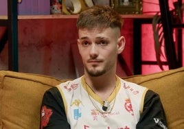Bnet en el podcast 'Club 113' con la camiseta de la Cultural de baloncesto.