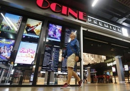 Imagen de una persona paseando frente a un cine.