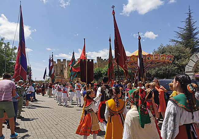 Desfile de pendones leoneses en Valencia de Don Juan
