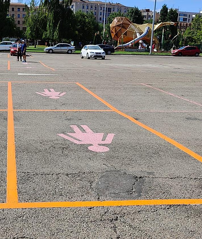 Imagen secundaria 2 - Borran los órganos sexuales masculinos de las plazas reservadas para mujeres