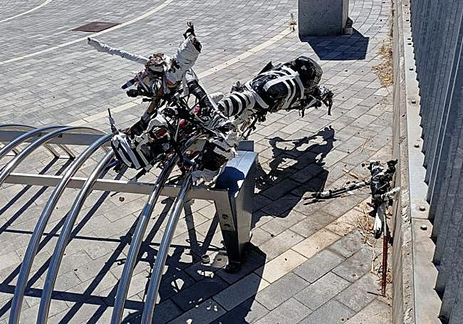 La extraña 'bicicleta' en el aparcamiento de bicis de la estación de tren.