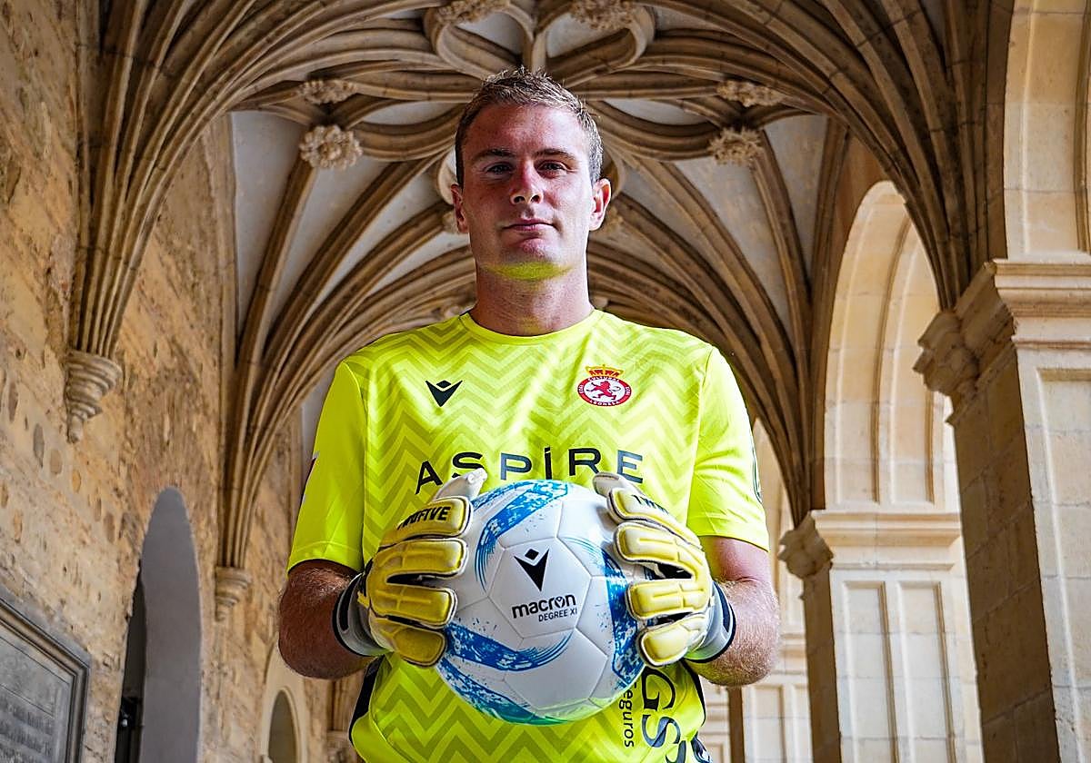 Miguel Bañuz posa con su equipación.