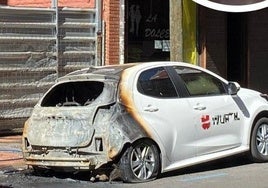 El vehículo que ardió en la misma calle hace unas semanas.