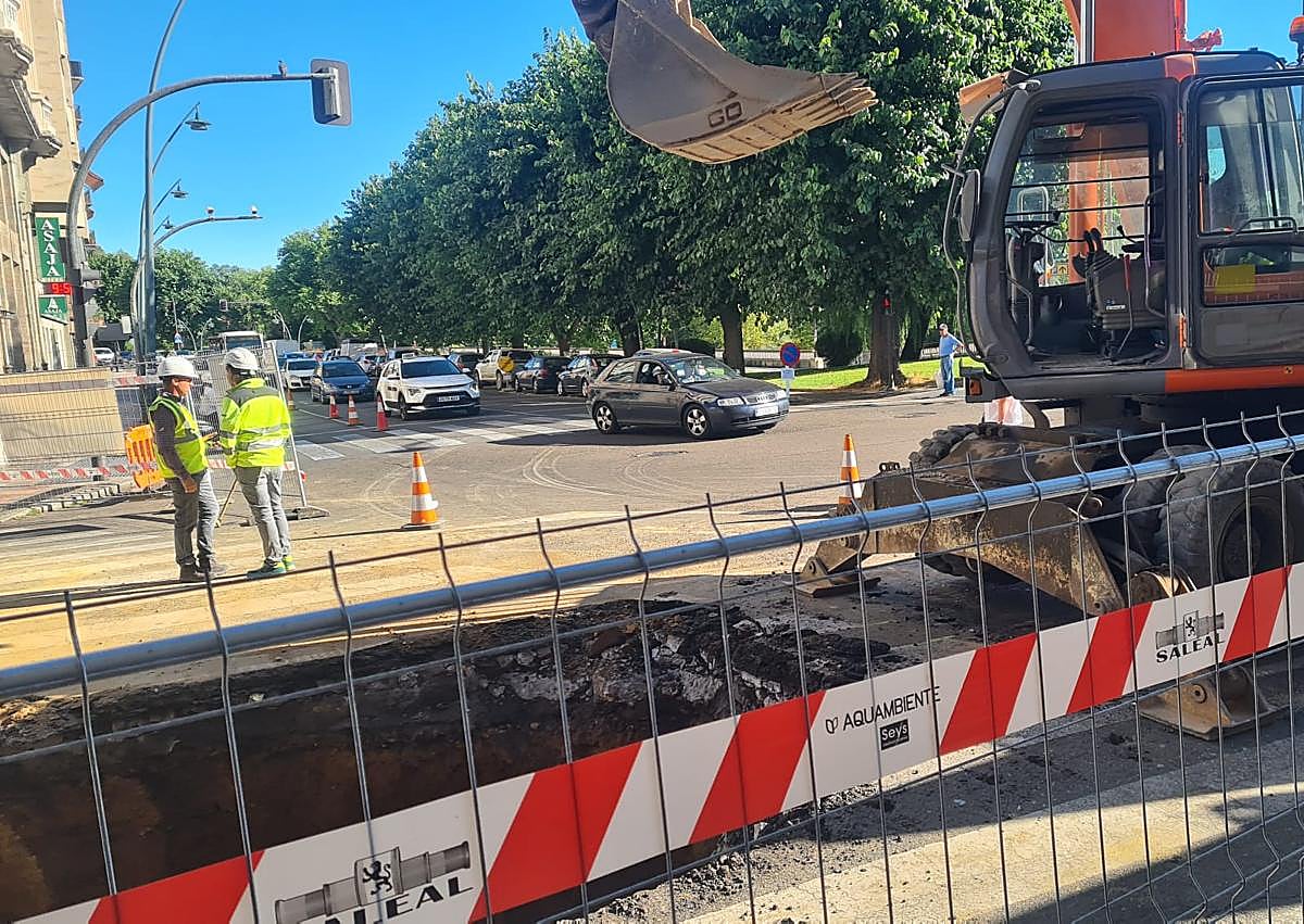 Imagen secundaria 1 - La obra de la avenida de Palencia colapsa Ana Mogas ante el corte de un carril