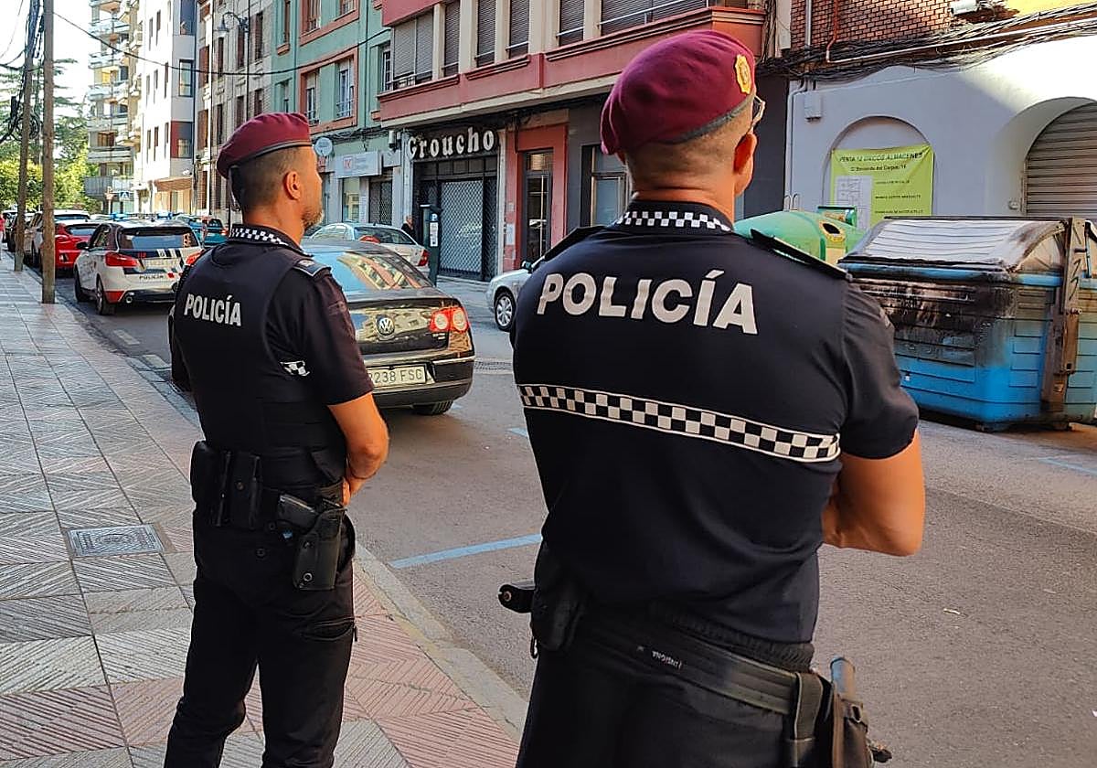 Agentes de la Policía Local de León en el lugar de los hechos.