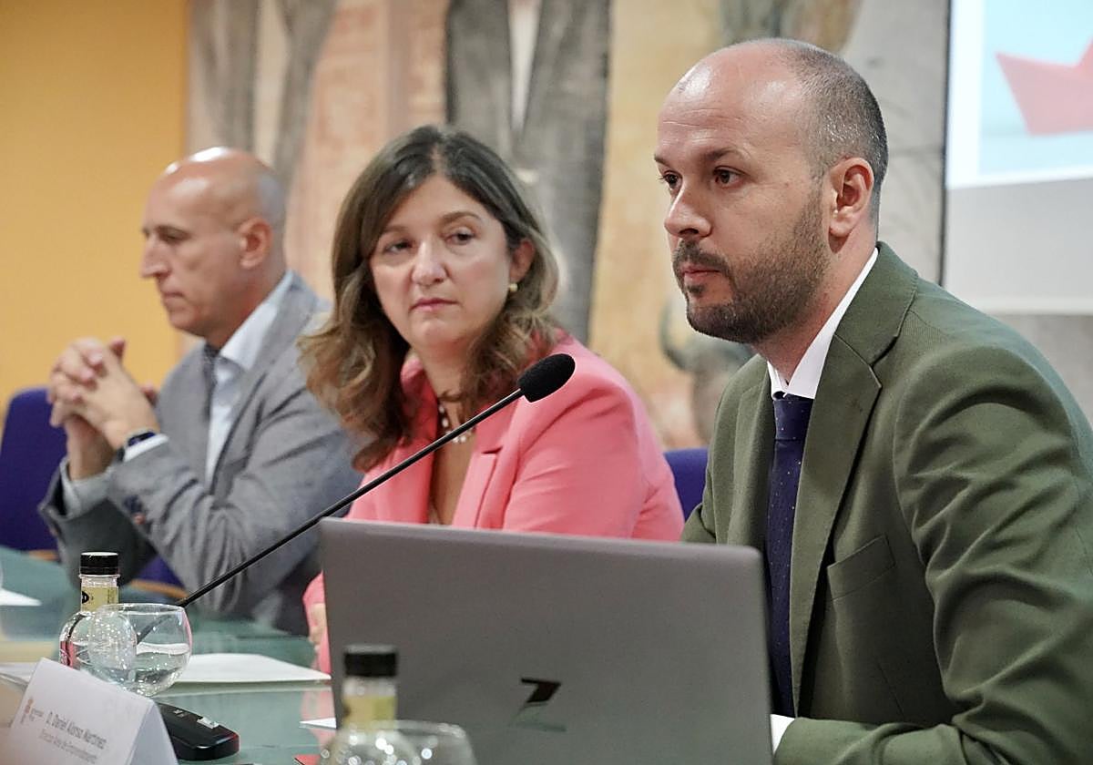 Daniel Alonso, director del informe, junto a la rectora y el alcalde de León en la presentación.