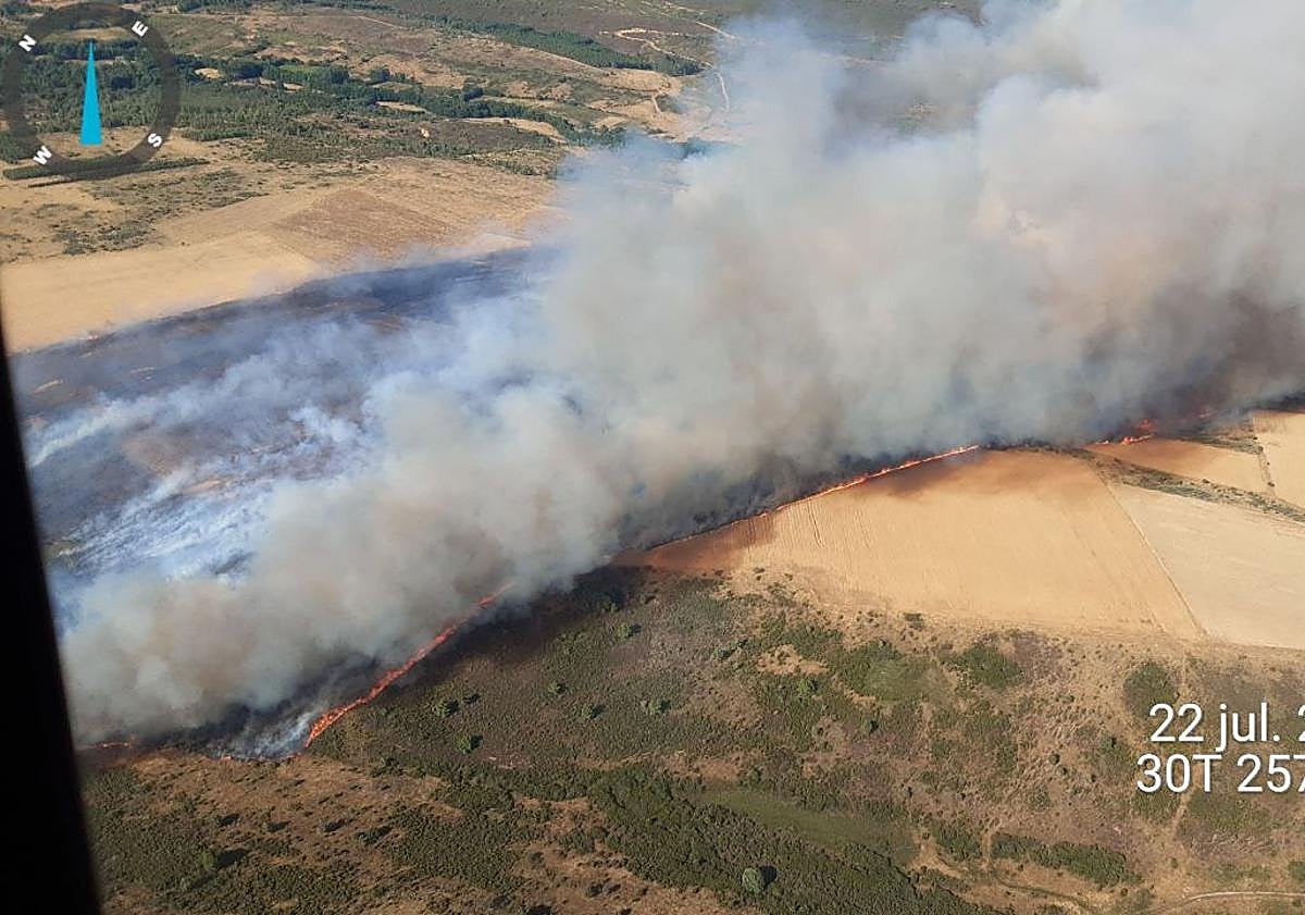 Imagen principal - Declaran el nivel 2 del incendio de Ferreras tras «cruzar la carretera» y acercarse al pueblo