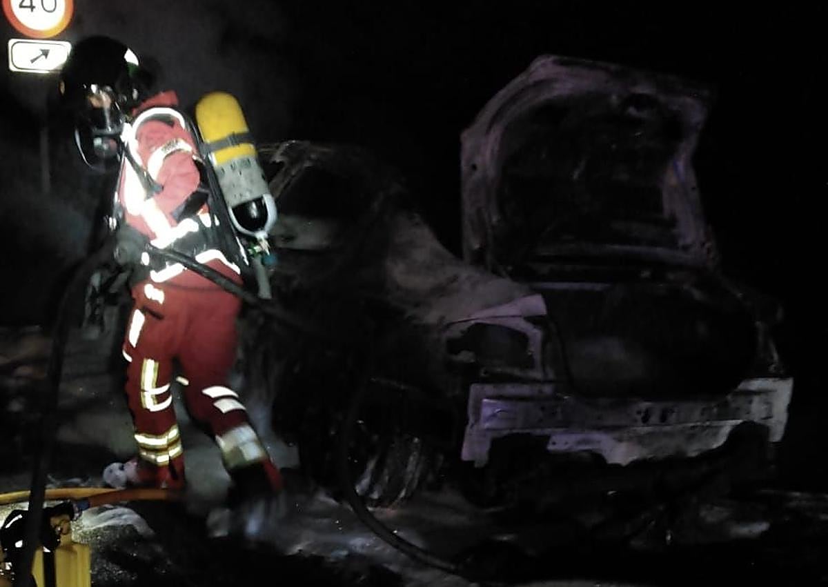 Imagen secundaria 1 - Estado del vehículo y trabajos de extinción.