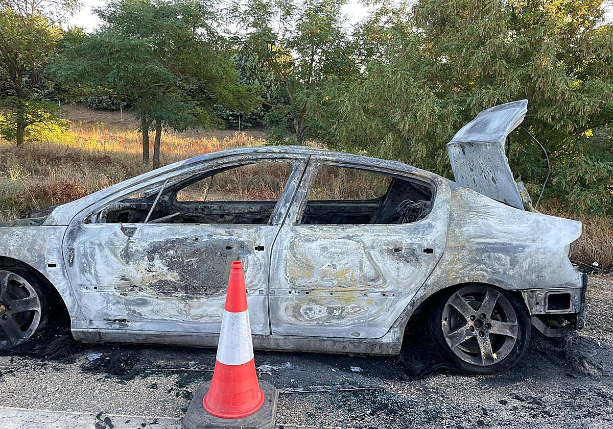 Imagen principal - Estado del vehículo y trabajos de extinción.