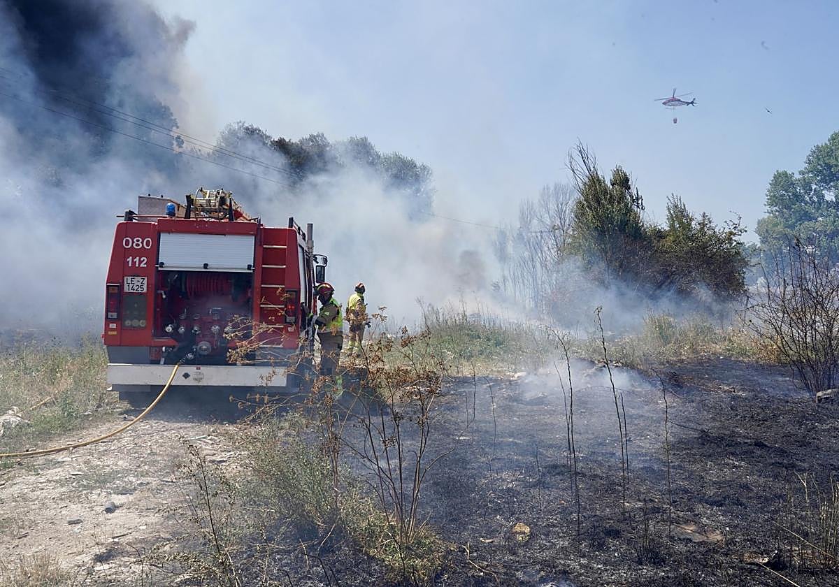 León vive dos incendios en media hora