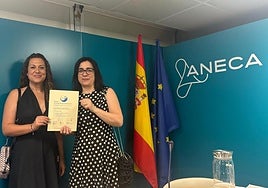 Representantes de la ULE recogiendo el sello.