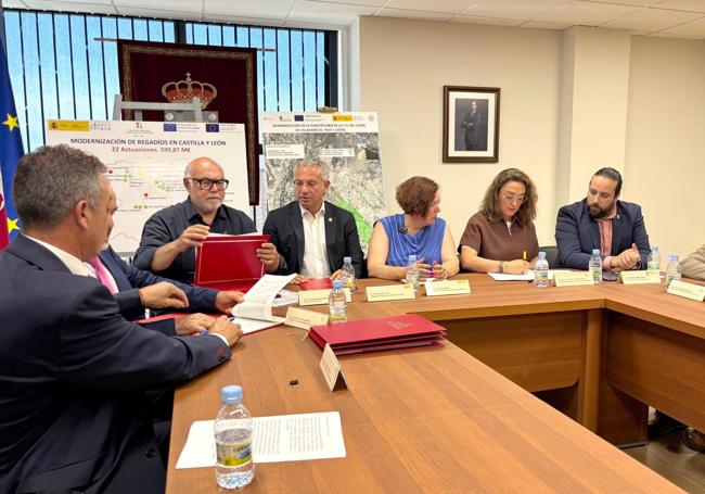 La consejera de Agricultura, María González, y el delegado del Gobieno, Nicanor Sen, entre otros, firman un convenio para la finalización de la segunda fase de las obras de modernización de la zona de regadío perteneciente a la Comunidad de Regantes del Canal de Villadangos, en León