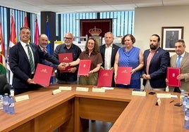 La consejera de Agricultura, María González, y el delegado del Gobieno, Nicanor Sen, entre otros, firman un convenio para la finalización de la segunda fase de las obras de modernización de la zona de regadío perteneciente a la Comunidad de Regantes del Canal de Villadangos, en León.