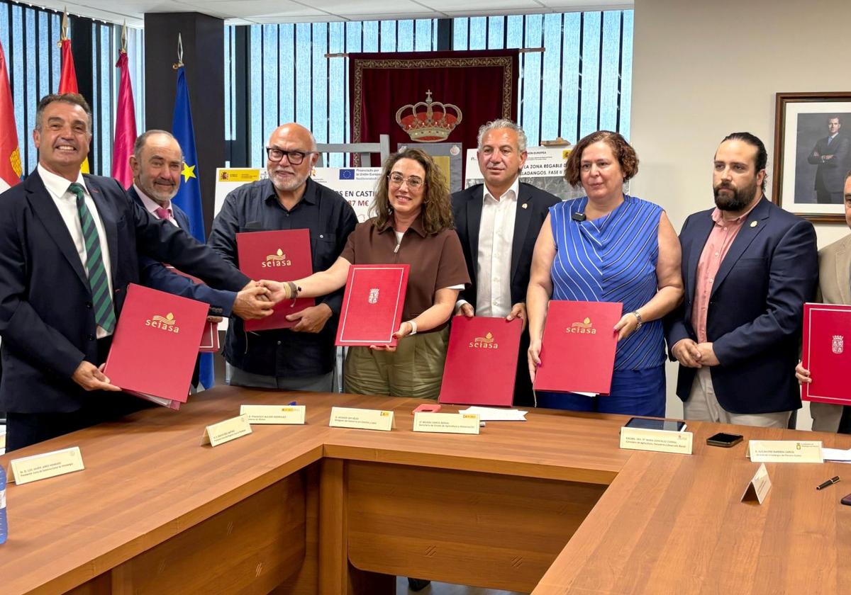 La consejera de Agricultura, María González, y el delegado del Gobieno, Nicanor Sen, entre otros, firman un convenio para la finalización de la segunda fase de las obras de modernización de la zona de regadío perteneciente a la Comunidad de Regantes del Canal de Villadangos, en León.