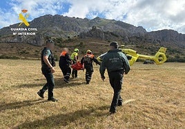 Tras lado de la mujer en helicóptero tras ser encontrada.